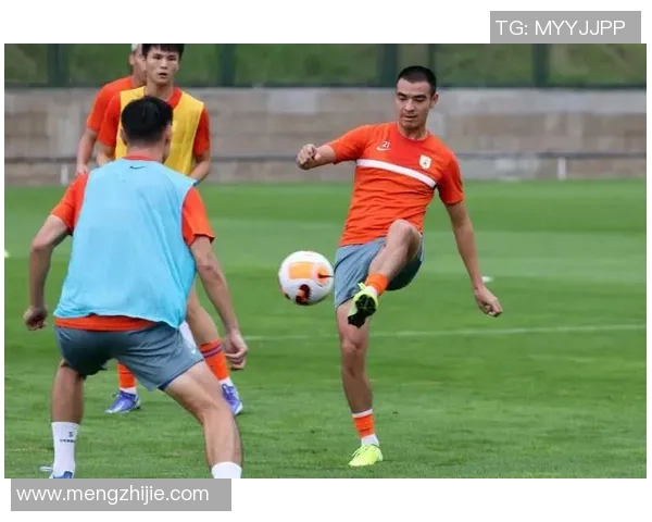 独家画面:外援雨中苦练,拼搏精神感人 独家画面:外援雨中苦练,拼搏精神感人