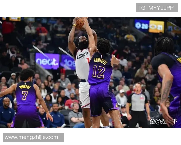 超级对决 NBA巅峰大战燃爆赛季引发全球球迷热议 超级对决 NBA巅峰大战燃爆赛季引发全球球迷热议